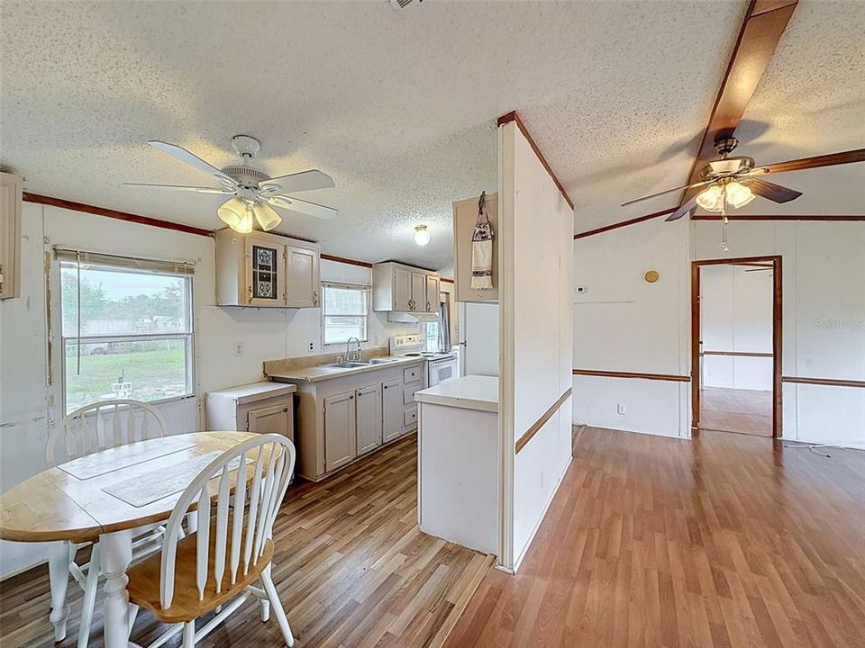 For Sale: $200,000 (3 beds, 2 baths, 960 Square Feet)