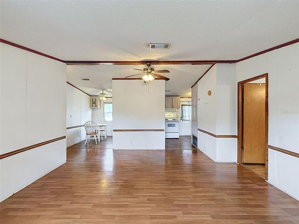 For Sale: $200,000 (3 beds, 2 baths, 960 Square Feet)