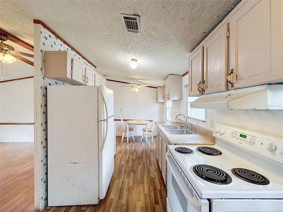 For Sale: $200,000 (3 beds, 2 baths, 960 Square Feet)