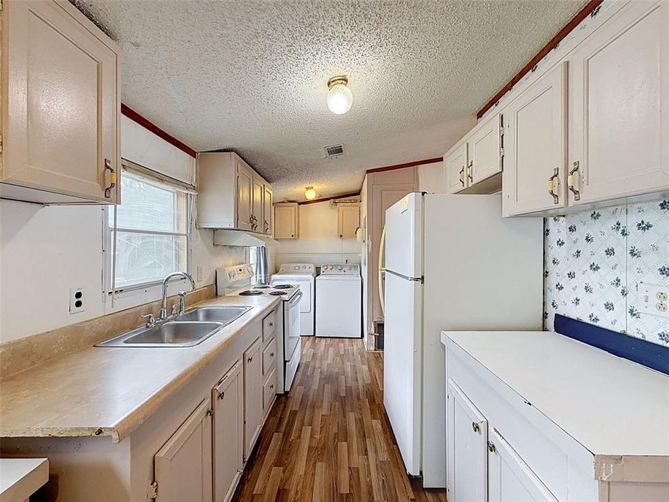 For Sale: $200,000 (3 beds, 2 baths, 960 Square Feet)