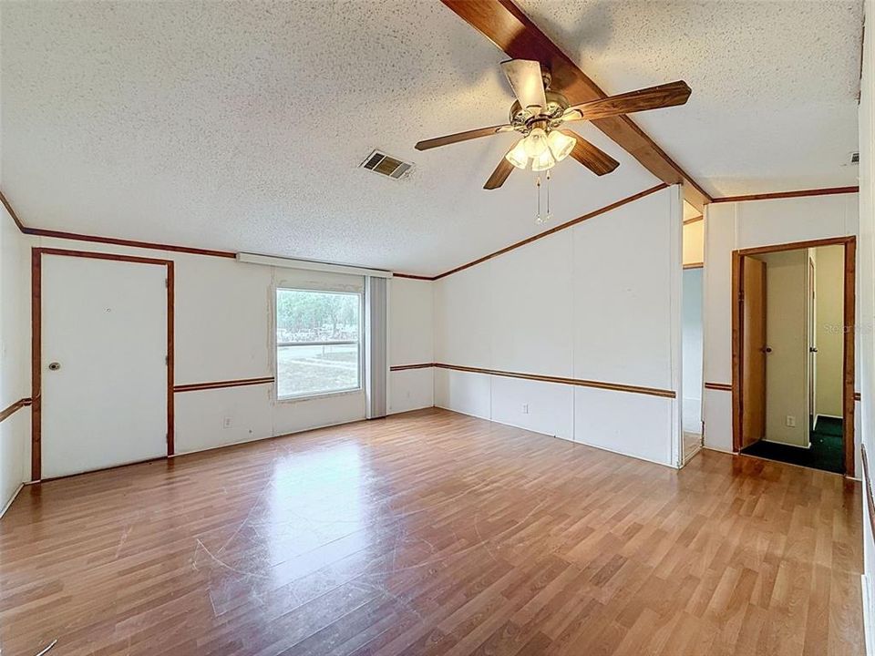 For Sale: $200,000 (3 beds, 2 baths, 960 Square Feet)