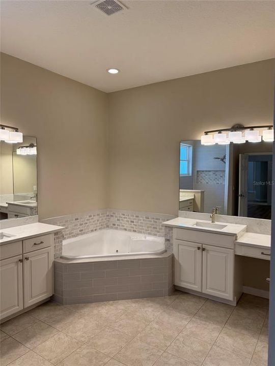 В аренду: $4,800 (6 спален, 4 ванн, 4403 Квадратных фут)