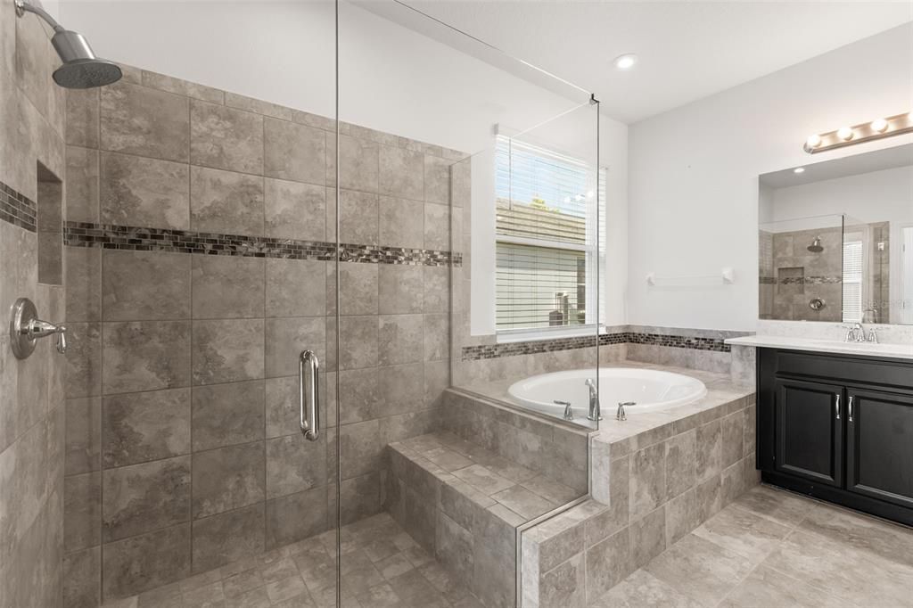 For Sale: $520,000 (4 beds, 3 baths, 2400 Square Feet)