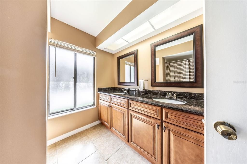 En Venta: $1,199,000 (5 camas, 3 baños, 2704 Pies cuadrados)