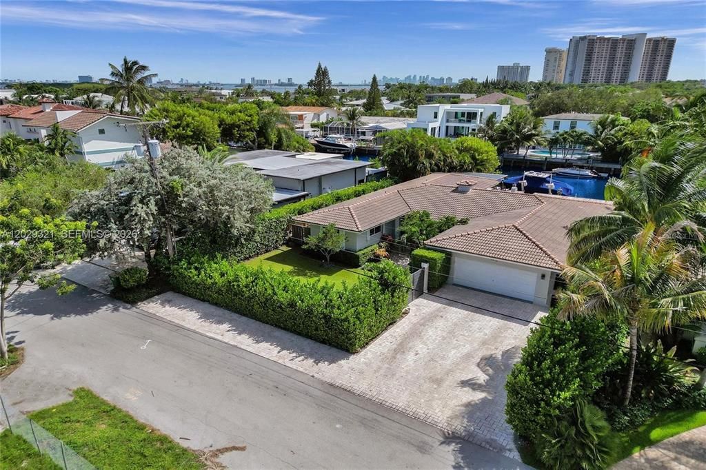For Rent: $13,750 (4 beds, 3 baths, 2115 Square Feet)