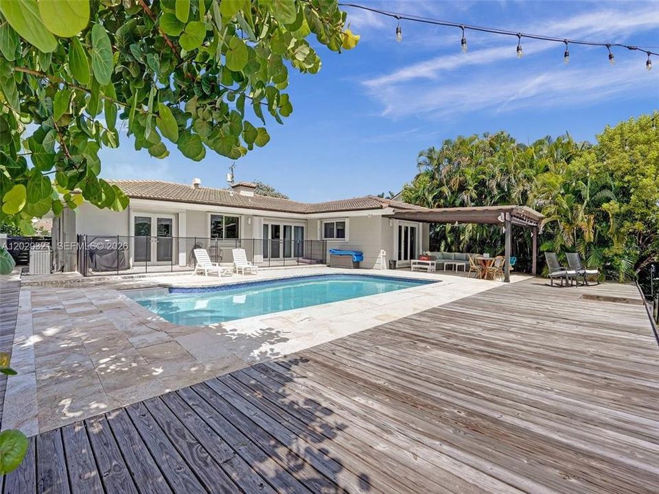 For Rent: $13,750 (4 beds, 3 baths, 2115 Square Feet)