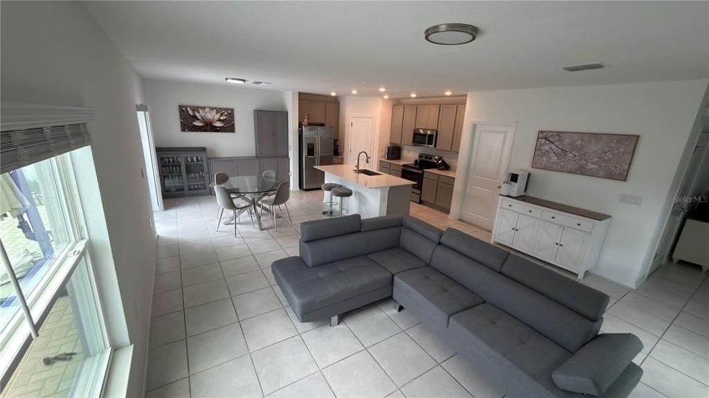 For Sale: $320,000 (4 beds, 2 baths, 1931 Square Feet)