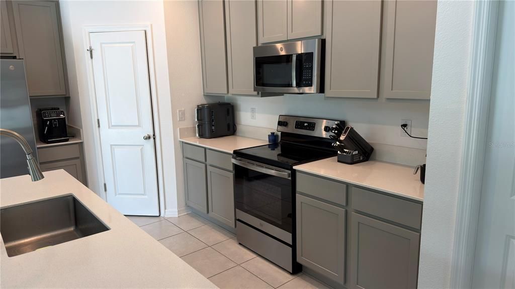 For Sale: $320,000 (4 beds, 2 baths, 1931 Square Feet)