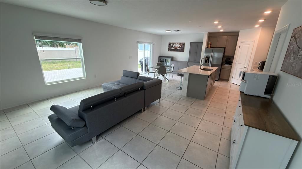 For Sale: $320,000 (4 beds, 2 baths, 1931 Square Feet)