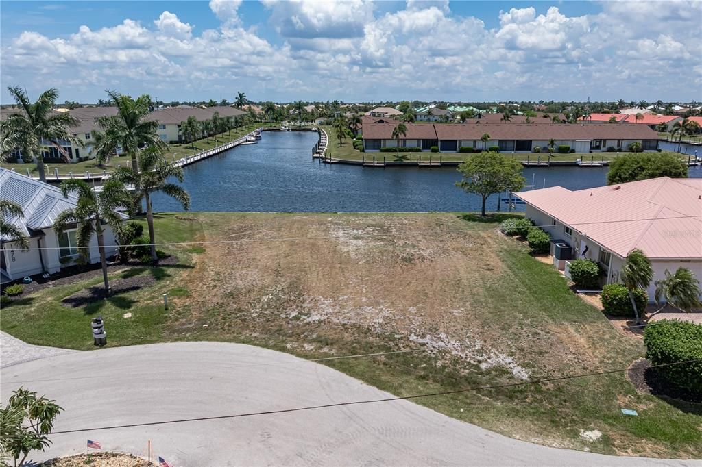 На продажу: $415,000 (0.23 acres)