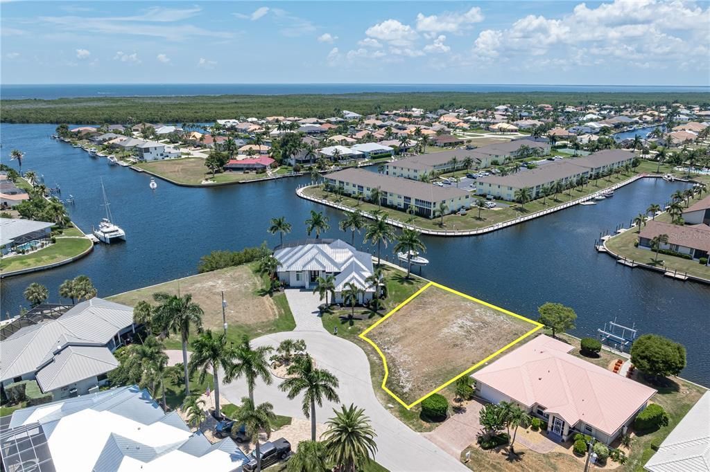 На продажу: $415,000 (0.23 acres)