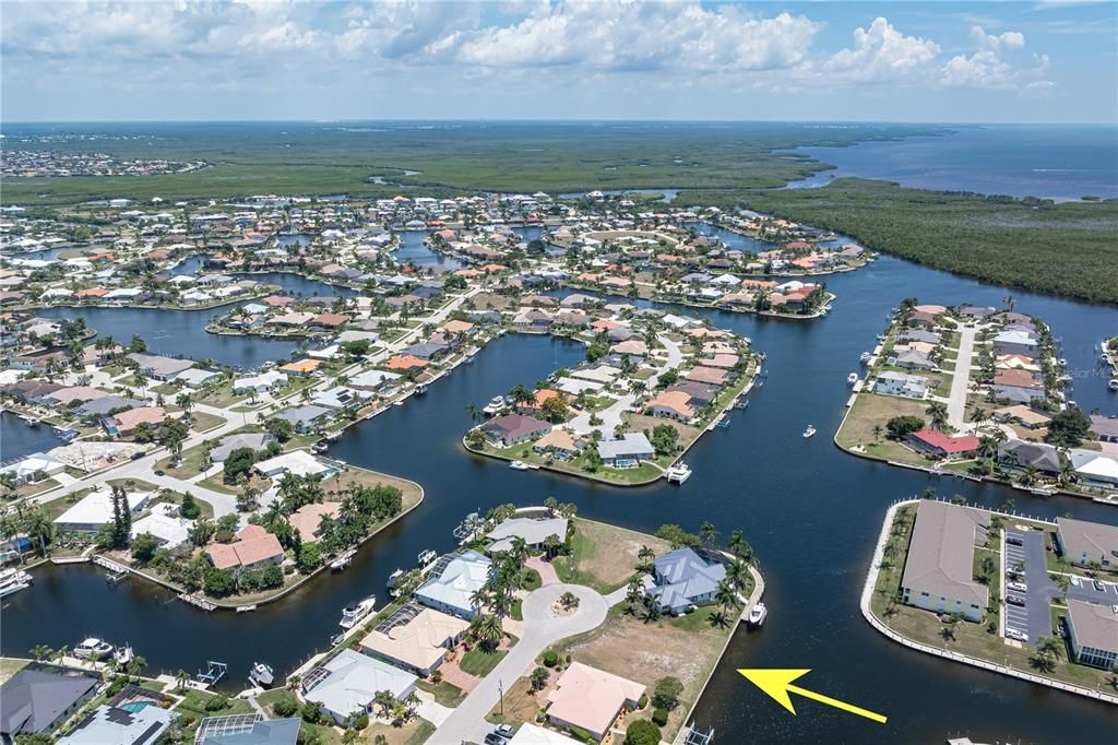 На продажу: $415,000 (0.23 acres)