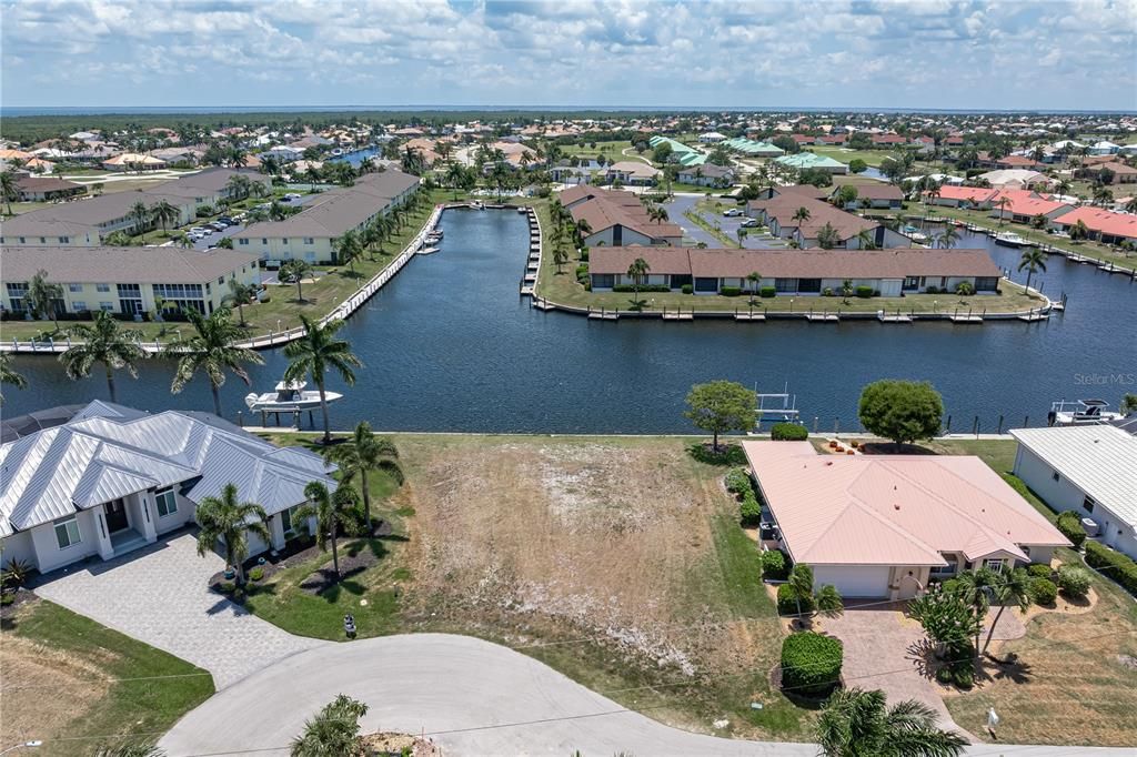На продажу: $415,000 (0.23 acres)