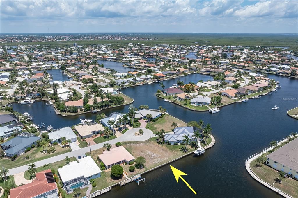 На продажу: $415,000 (0.23 acres)