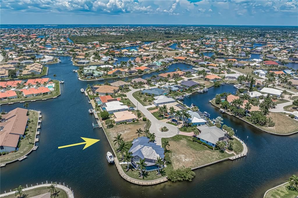 На продажу: $415,000 (0.23 acres)