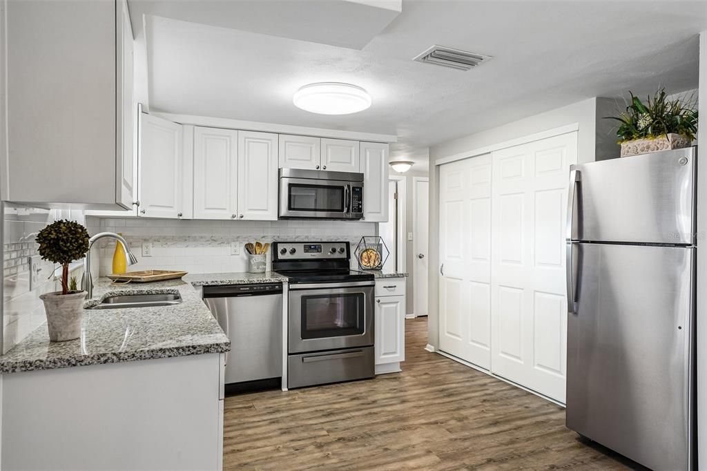 For Sale: $247,900 (2 beds, 2 baths, 1060 Square Feet)