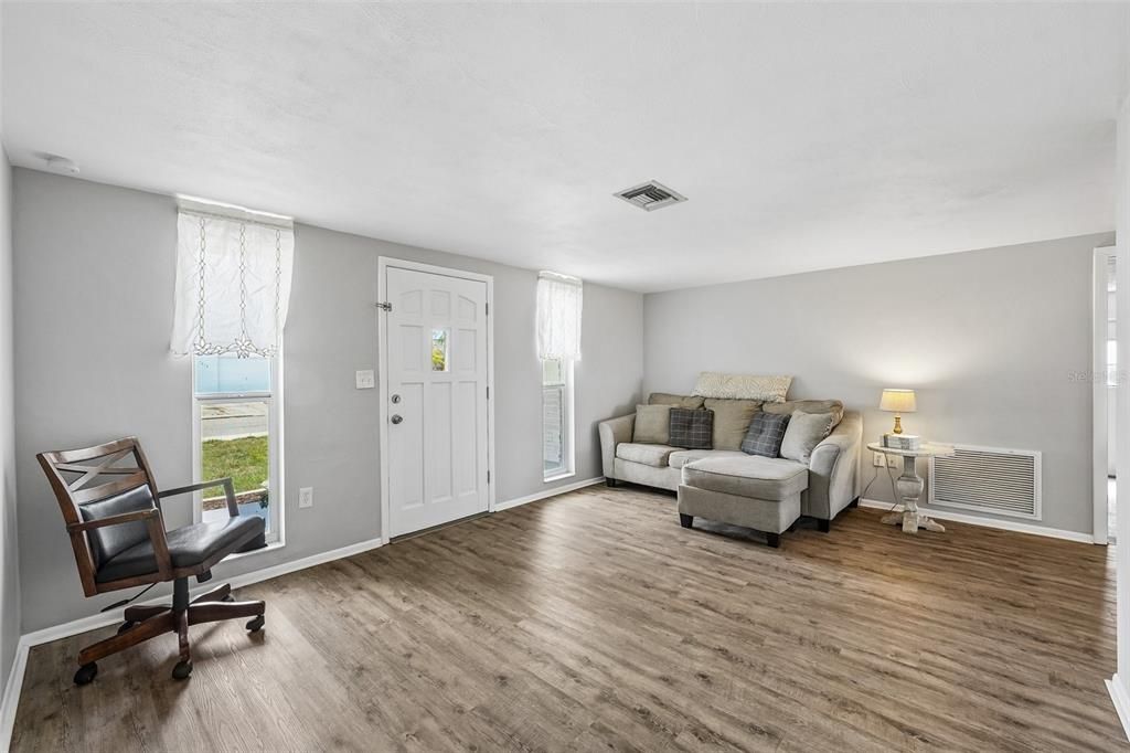 For Sale: $247,900 (2 beds, 2 baths, 1060 Square Feet)