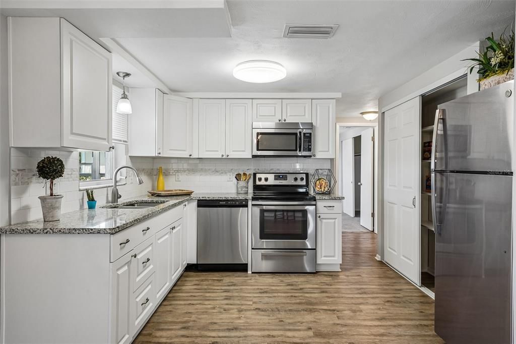 For Sale: $247,900 (2 beds, 2 baths, 1060 Square Feet)