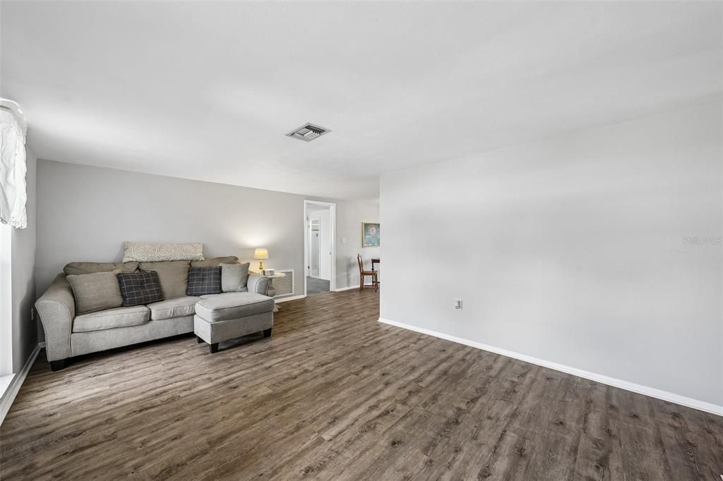 For Sale: $247,900 (2 beds, 2 baths, 1060 Square Feet)