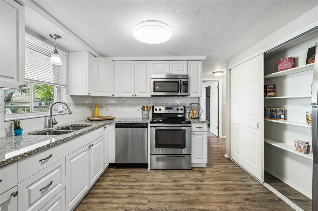 For Sale: $247,900 (2 beds, 2 baths, 1060 Square Feet)
