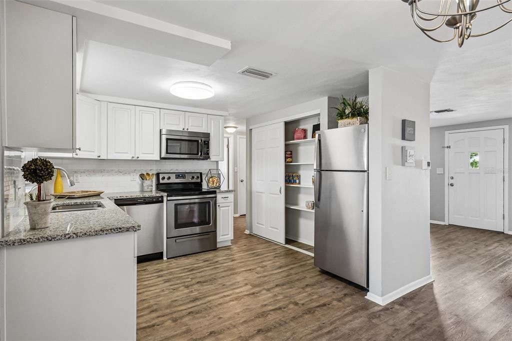 For Sale: $247,900 (2 beds, 2 baths, 1060 Square Feet)