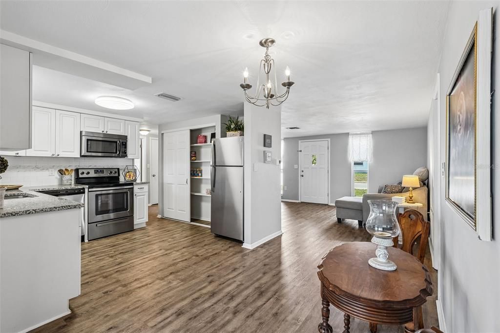 For Sale: $247,900 (2 beds, 2 baths, 1060 Square Feet)