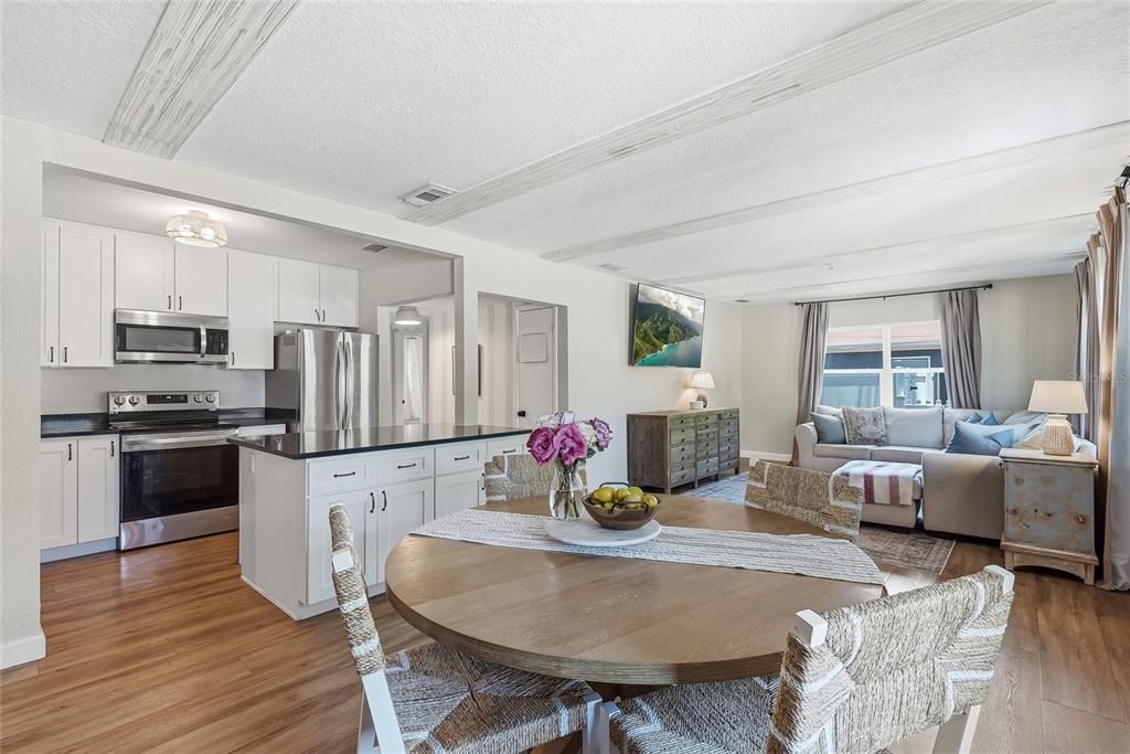 Activo con contrato: $549,990 (4 camas, 3 baños, 1641 Pies cuadrados)