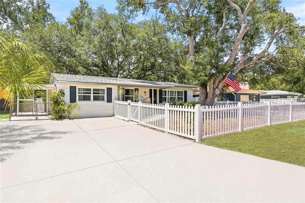 Activo con contrato: $549,990 (4 camas, 3 baños, 1641 Pies cuadrados)
