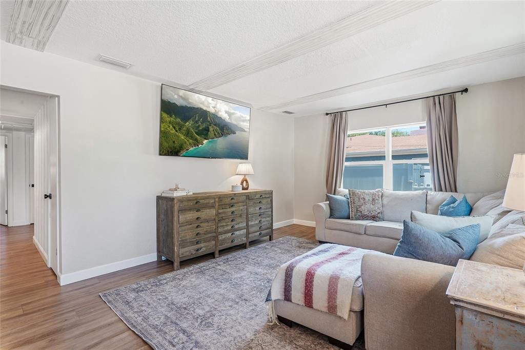 Activo con contrato: $549,990 (4 camas, 3 baños, 1641 Pies cuadrados)