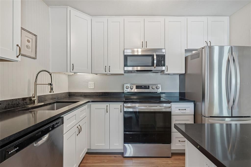 Activo con contrato: $549,990 (4 camas, 3 baños, 1641 Pies cuadrados)