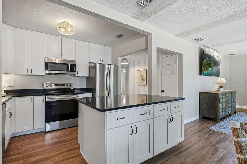 Activo con contrato: $549,990 (4 camas, 3 baños, 1641 Pies cuadrados)