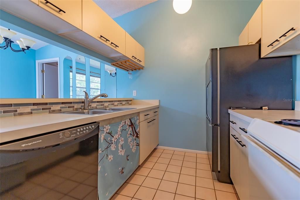 На продажу: $119,900 (2 спален, 2 ванн, 912 Квадратных фут)