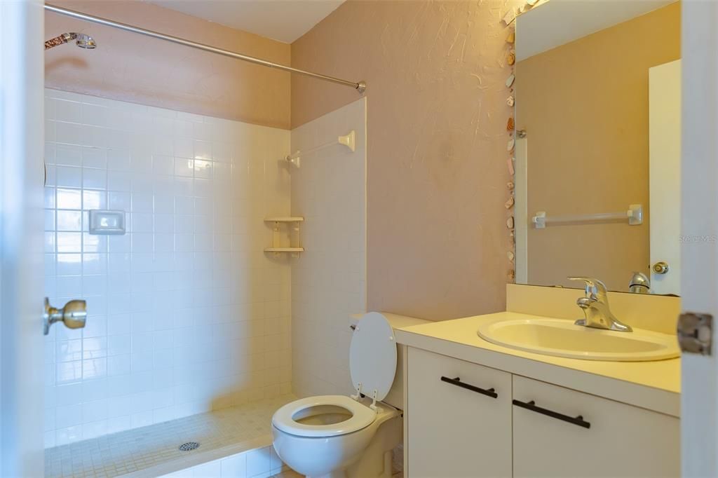 На продажу: $119,900 (2 спален, 2 ванн, 912 Квадратных фут)