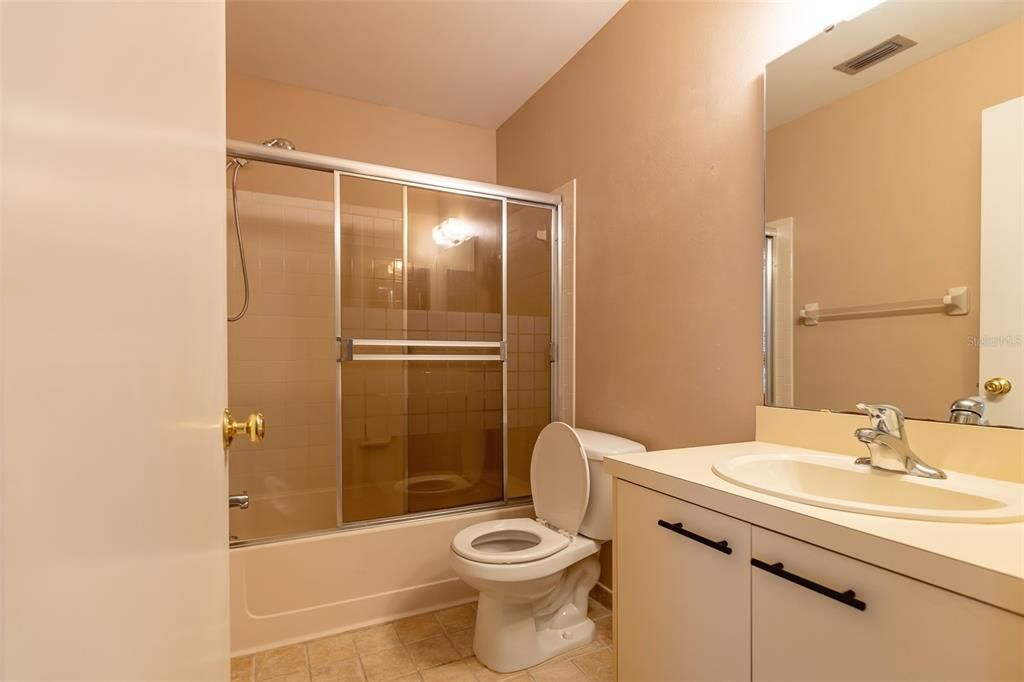 На продажу: $119,900 (2 спален, 2 ванн, 912 Квадратных фут)