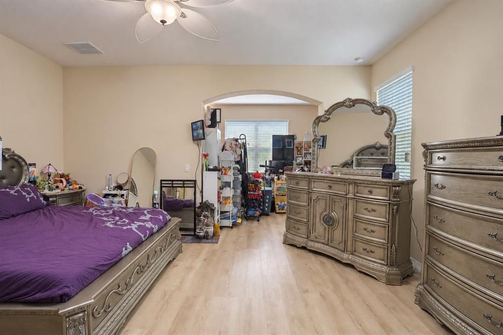 For Sale: $695,500 (6 beds, 3 baths, 4213 Square Feet)