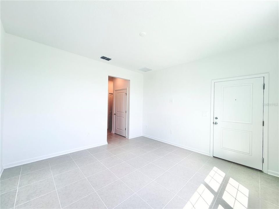 В аренду: $900 (1 спален, 1 ванн, 2109 Квадратных фут)