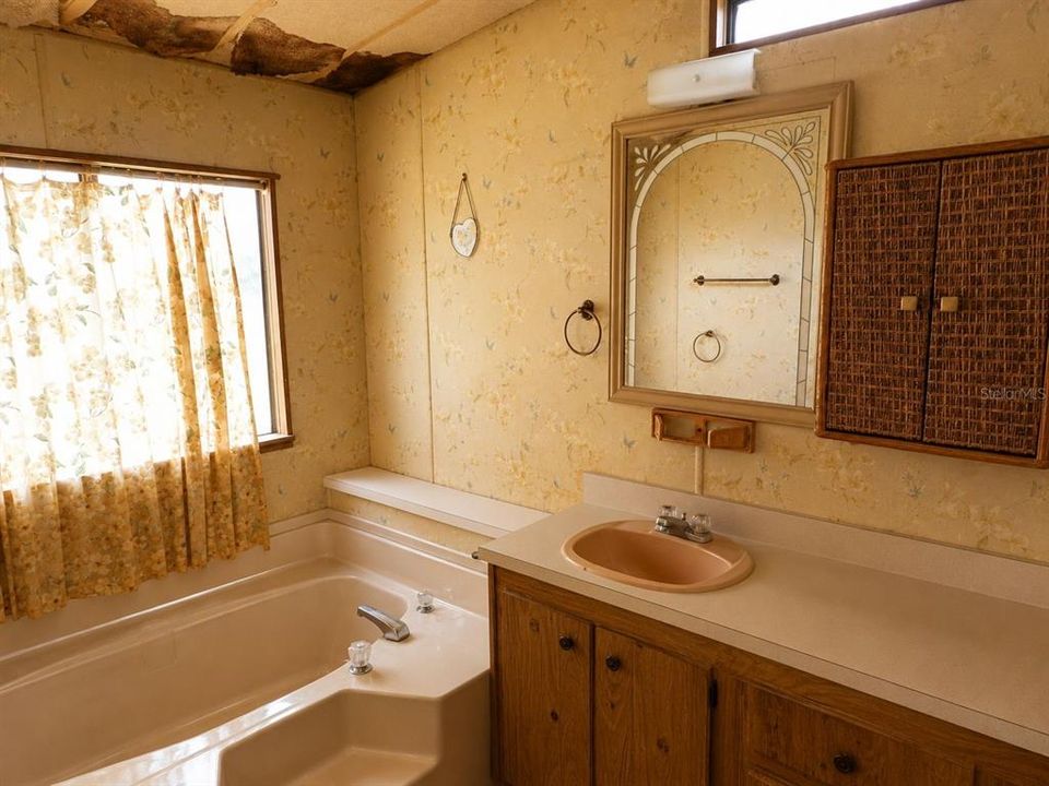 For Sale: $200,000 (3 beds, 2 baths, 1512 Square Feet)