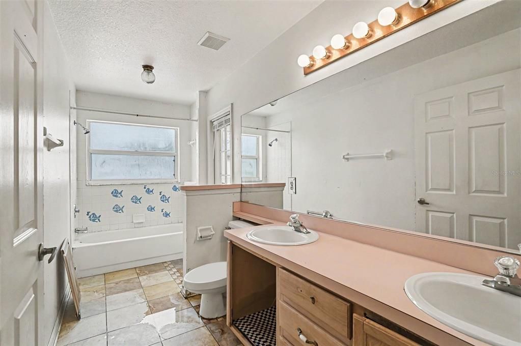 На продажу: $349,950 (4 спален, 2 ванн, 2308 Квадратных фут)