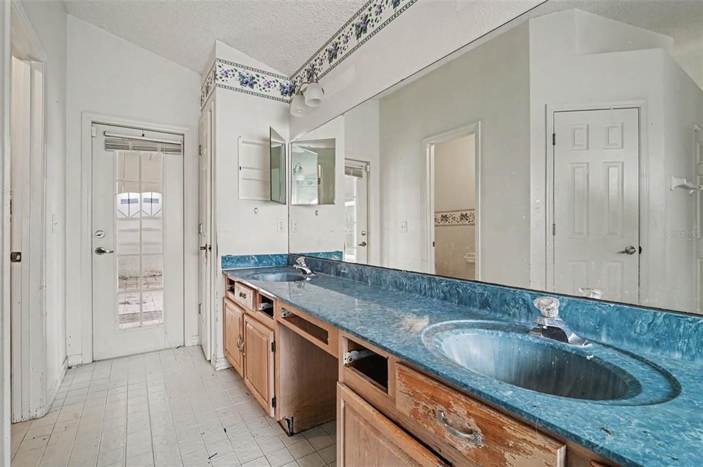 На продажу: $349,950 (4 спален, 2 ванн, 2308 Квадратных фут)