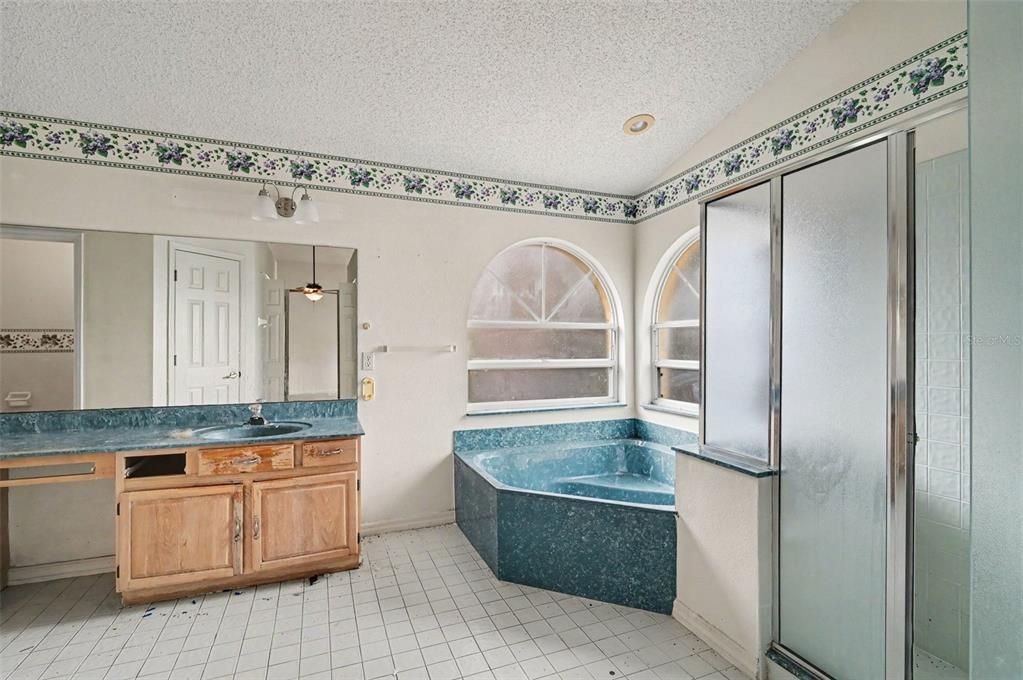 На продажу: $349,950 (4 спален, 2 ванн, 2308 Квадратных фут)