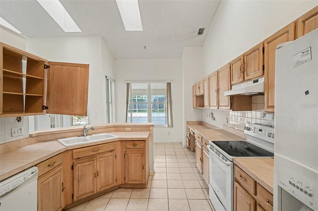 На продажу: $349,950 (4 спален, 2 ванн, 2308 Квадратных фут)