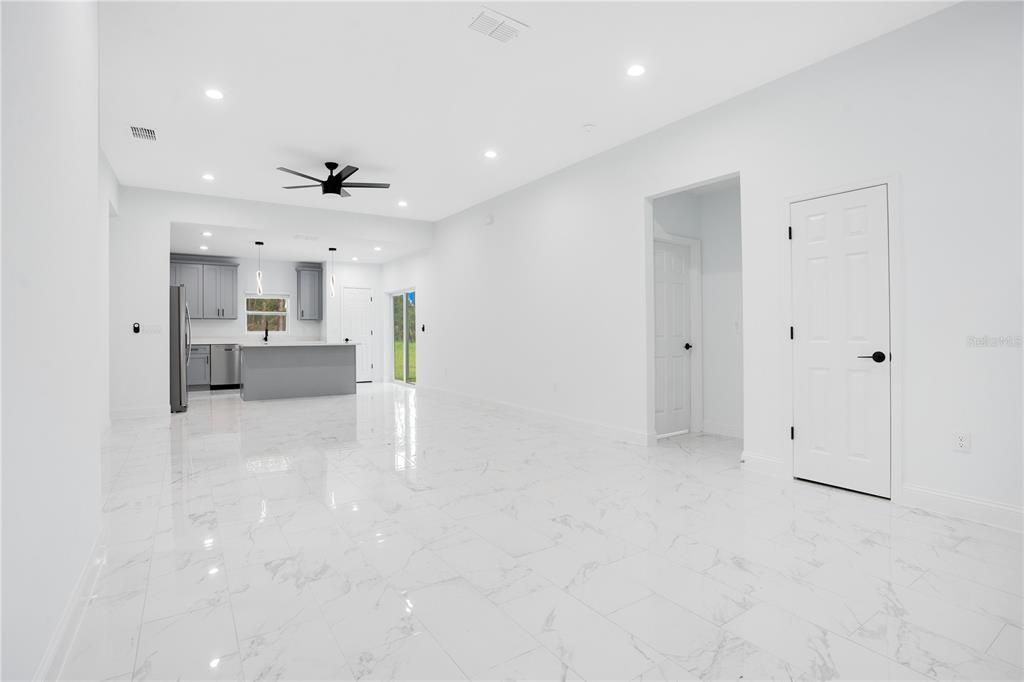 На продажу: $369,999 (3 спален, 2 ванн, 1600 Квадратных фут)
