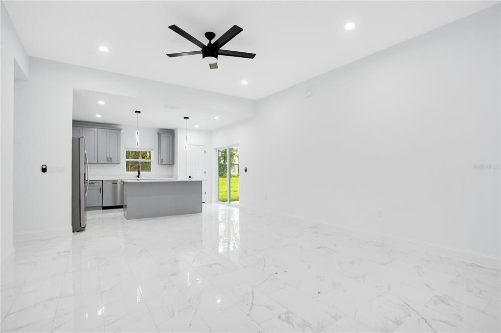 На продажу: $369,999 (3 спален, 2 ванн, 1600 Квадратных фут)