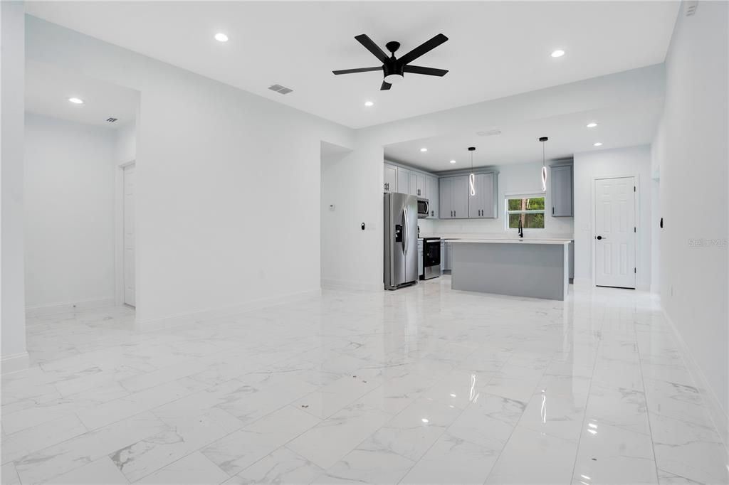 На продажу: $369,999 (3 спален, 2 ванн, 1600 Квадратных фут)