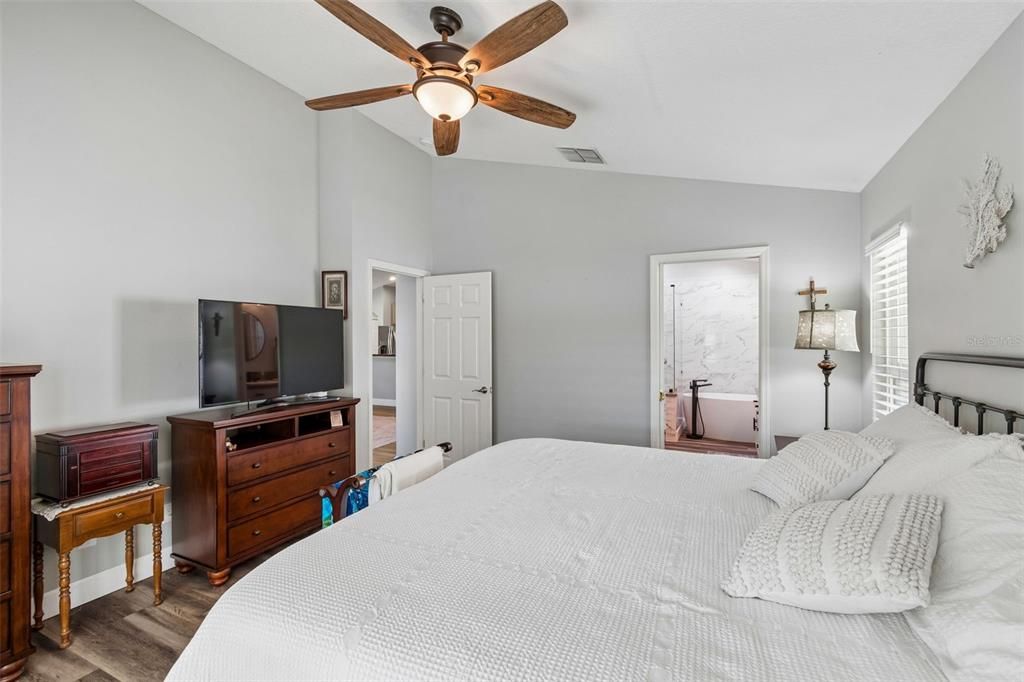 Activo con contrato: $425,000 (3 camas, 2 baños, 1758 Pies cuadrados)