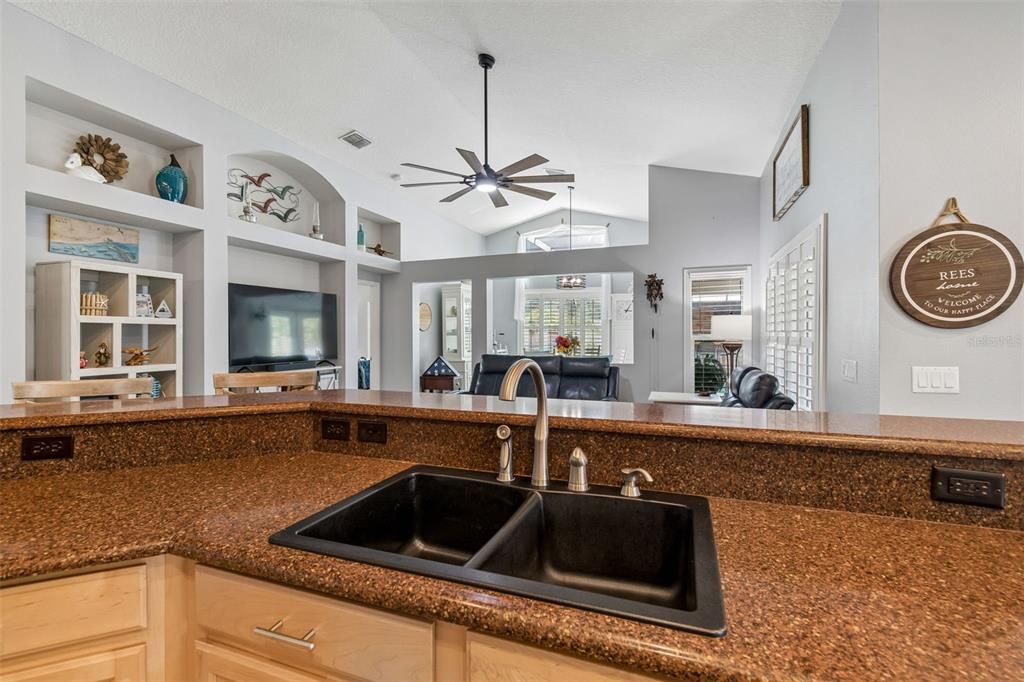 Activo con contrato: $425,000 (3 camas, 2 baños, 1758 Pies cuadrados)