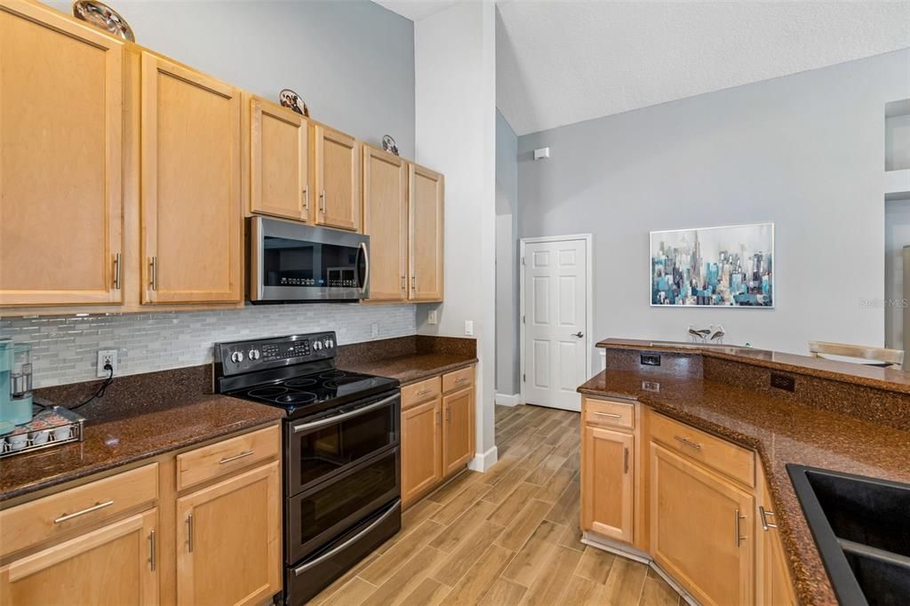 Activo con contrato: $425,000 (3 camas, 2 baños, 1758 Pies cuadrados)