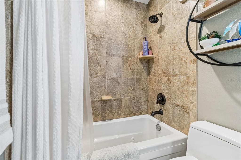 Activo con contrato: $425,000 (3 camas, 2 baños, 1758 Pies cuadrados)