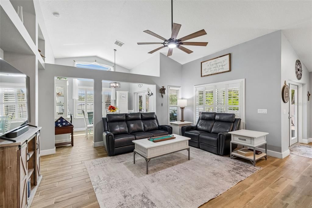 Activo con contrato: $425,000 (3 camas, 2 baños, 1758 Pies cuadrados)