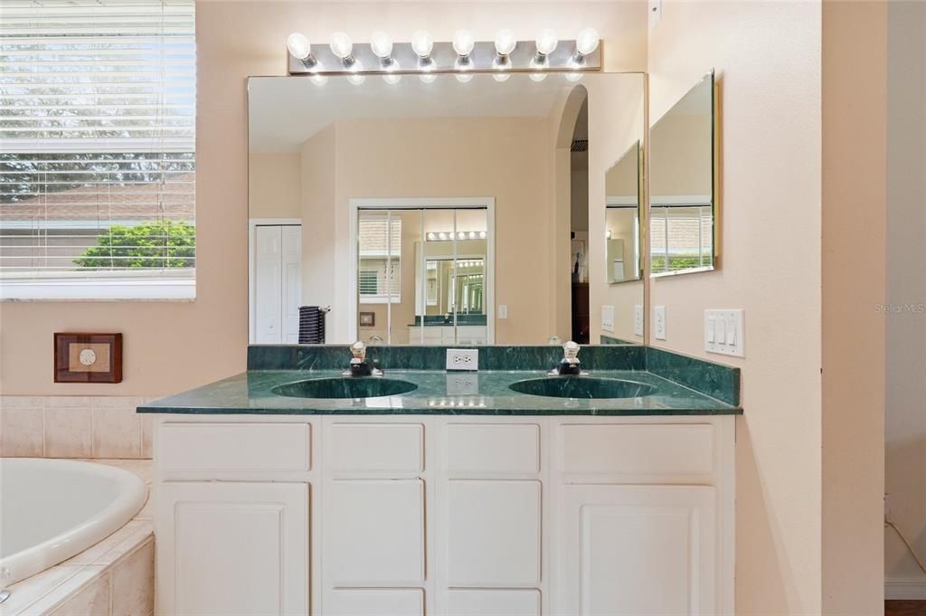 En Venta: $675,000 (5 camas, 3 baños, 2688 Pies cuadrados)